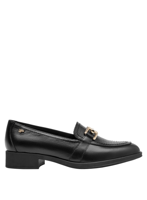 mocasín negro mujer cuero detalles sutilemente elegantes look casual chic