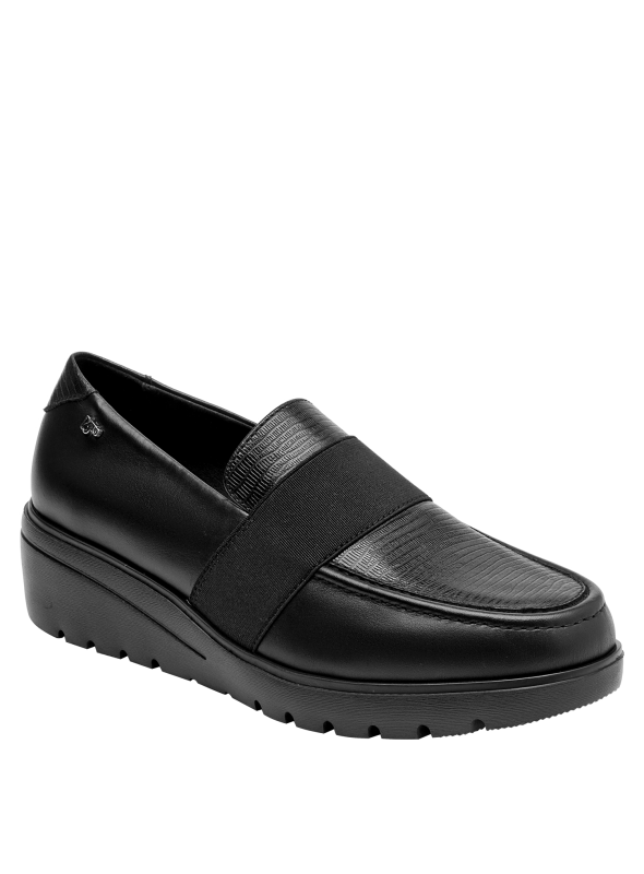 mocasín negro mujer ideal para combinar con pantalones de tela o vestidos ligeros