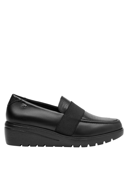 mocasín negro mujer ideal para combinar con pantalones de tela o vestidos ligeros