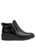 Botín negro de cuero, estilo urbano para mujer, ideal para combinar con jeans o vestidos.
