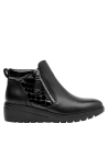 Botín negro de cuero, estilo urbano para mujer, ideal para combinar con jeans o vestidos.