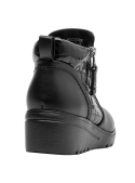 Calzado femenino negro con taco de cuña de 5 cm, perfecto para actividades urbanas.
