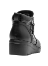 Calzado femenino negro con taco de cuña de 5 cm, perfecto para actividades urbanas.