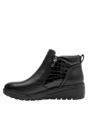 Calzado casual negro para mujer, con detalles en charol, perfecto para cualquier ocasión.