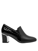 zapato negro de mujer con acabado mate, ideal para combinar con faldas midi y pantalones ajustados