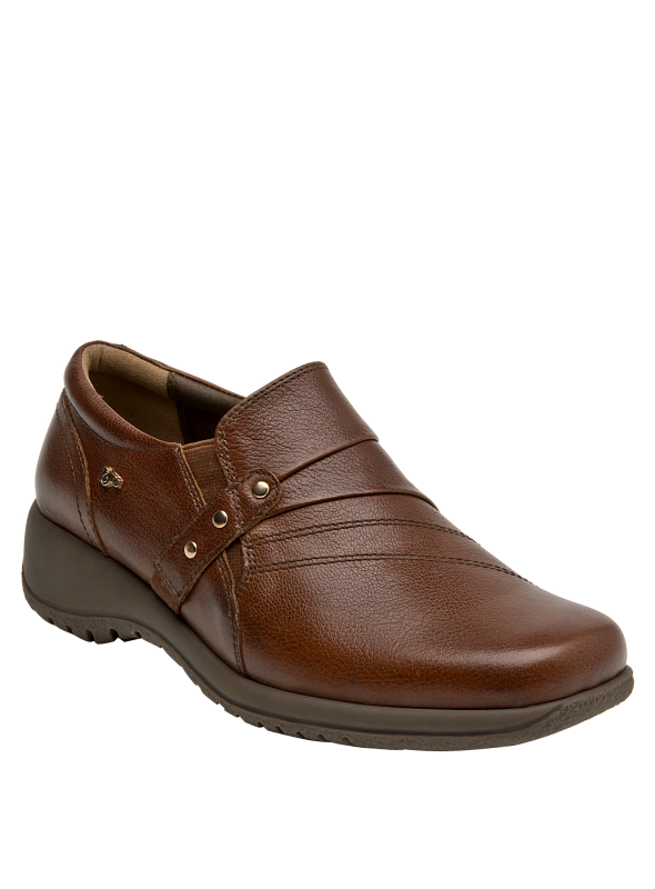 Zapato café para mujer, puntera redonda, estilo formal, recomendado para eventos de trabajo.