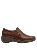 Zapato café para mujer, estilo formal, combina con jeans y blusa fresca, material cuero.