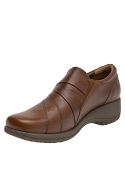 Zapato café para mujer, estilo formal, cuero, ideal para actividades laborales.