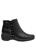 Botín negro con detalles de remaches sutiles, ideal para un look urbano y original en mujeres.