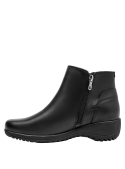 Botín negro con taco bloque de 4.5 cm, diseñado para ofrecer bienestar en cada paso para mujeres.