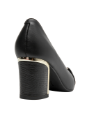 Zapato formal negro para mujer, de cuero, ideal para actividades laborales y eventos elegantes.