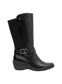 Botas de mujer en color negro, estilo casual, con tacón cuña, perfectas para caminar cómodamente todo el día.