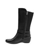Calzado femenino negro, botas de cuero, diseño anatómico, ideal para combinar con jeans o vestidos casuales.