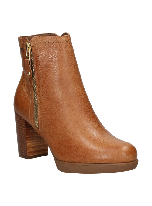 Botín de cuero camel para mujer, versátil para looks casuales o sofisticados con falda midi y abrigo.
