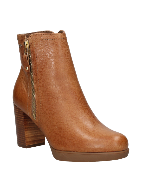 Botín de cuero camel para mujer, versátil para looks casuales o sofisticados con falda midi y abrigo.