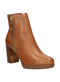 Botín de cuero camel para mujer, versátil para looks casuales o sofisticados con falda midi y abrigo.