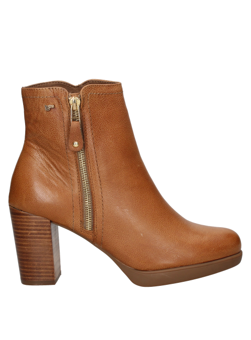 Botín de cuero camel para mujer, versátil para looks casuales o sofisticados con falda midi y abrigo.