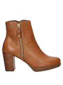 Botín camel para mujer, textura suave y acabado detallado, aporta un toque urbano a tu look diario.