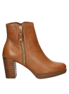 Botín camel para mujer, textura suave y acabado detallado, aporta un toque urbano a tu look diario.