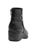 Botín negro para mujer, estilo casual, con acabado de textura suave, ideal para actividades diarias.