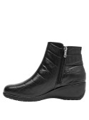 Botín negro de cuero con taco cuña de 4 cm, perfecto para combinar con jeans o vestidos casuales.