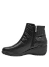 Botín negro de cuero con taco cuña de 4 cm, perfecto para combinar con jeans o vestidos casuales.