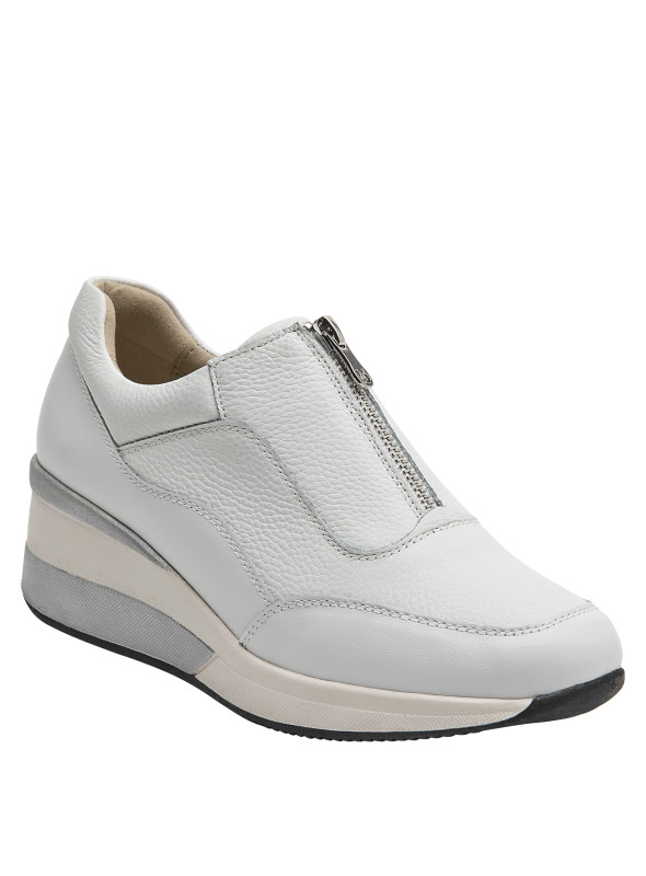 Zapatillas casuales blancas de cuero para mujer, con cuña de 5 cm, recomendadas para looks cómodos.
