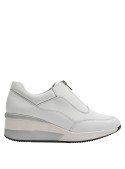 Zapatillas blancas de cuña para mujer, diseño moderno en cuero, perfectas para un día a día activo.