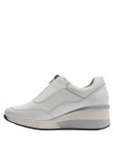 Calzado femenino blanco de cuña, estilo casual, hecho de cuero, ideal para combinar con vestidos.