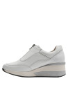 Calzado femenino blanco de cuña, estilo casual, hecho de cuero, ideal para combinar con vestidos.