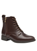 Botines de cuero café para mujer, estilo casual, recomendados para combinar con jeans o vestidos.
