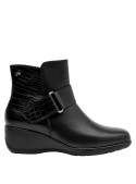Calzado femenino negro, ideal para combinar con jeans o faldas midi en ocasiones casuales.
