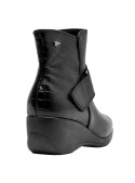 Botín negro con textura brillante, perfecto para looks equilibrados y chic.