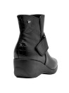 Botín negro con textura brillante, perfecto para looks equilibrados y chic.