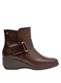 Botín con detalle de acabado tipo cocodrilo, ideal para un look urbano femenino.