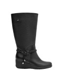 Calzado urbano negro de mujer, elaborado en cuero, ideal para combinar con vestidos o jeans.