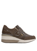 zapatillas con cuña de 6 cms color café, para mujer, adecuadas para trabajo o salidas informales.