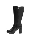 Bota negra de cuero para mujer, detalles decorativos como correa lateral.