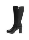 Bota negra de cuero para mujer, detalles decorativos como correa lateral.