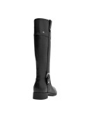 Bota negra para mujer, diseño anatómico y taco plano, perfecta para looks casuales y formales.