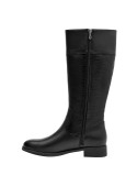 Bota casual de cuero negro para mujer, combina con jeans ajustados y vestidos midi para un estilo moderno.