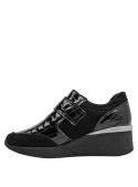zapatillas de cuero negro charol mujer ideales para combinar con jeans