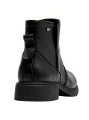 Botín de cuero negro para mujer, diseño urbano, perfecto para el día a día y ocasiones informales.