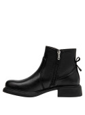 Calzado negro de cuero para mujer, diseño casual, perfecto para combinar con jeans o vestidos.