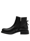 Calzado negro de cuero para mujer, diseño casual, perfecto para combinar con jeans o vestidos.