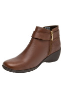 Botín de cuero café para mujer, estilo casual, ideal para actividades urbanas.