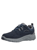 Zapatilla azul urbana para hombre, ideal para actividades diarias y casuales.