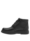 Botín negro de cuero para hombre, textura suave, ideal para looks urbanos y cómodos.