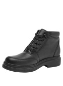 Botín negro de cuero para hombre, estilo casual, ideal para actividades urbanas.