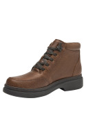Botín café para hombre, estilo casual, ideal para uso diario, material cuero, diseño moderno.